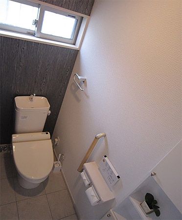 1階のトイレは落ち着いた雰囲気に、2階のトイレは明るいイメージに作りました。2階トイレ内の手洗いは奥様のご要望で、奥行きのしっかりある手洗いを設置しました。