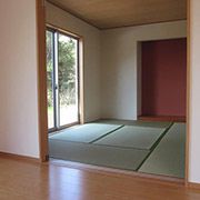 和室は広々リビングと隣接しています。リビングの延長として使ったり、2枚の戸を閉めると個室としても使用できる間取りとなっています。