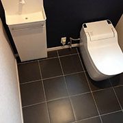 トイレは車椅子対応の広々サイズ。床もメンテナンスの容易なイタリアンタイルです。