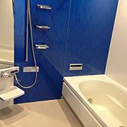 浴室もこだわりの青色を使いました。シャープで清潔なイメージです。