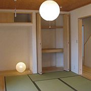 和室は、リビングに隣接しています。2枚引込み戸を全開すると一室としての使い方もできます。又、客間としての用途も考慮し玄関→廊下から直接入る事もできます。