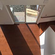 広々リビングには南の窓から光がたくさん入って冬には蓄熱コンクリートを暖めてくれます。
開放的なリビング階段は床暖房だから冬でも寒くなりません。
