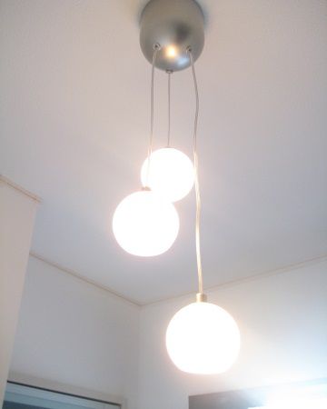 3灯のボール型ライトの光がやさしくお客様をお迎えします。