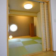 格子の引込み戸、丸窓が印象的な和室
