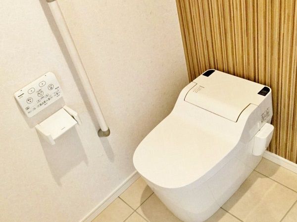 トイレは車いすでも入れるくらい広々としています。手洗いをつけ、将来のことも見据えた設計になっています。