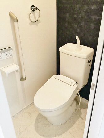 2階のトイレはアクセントクロスが映えています。画像ではわかりませんが、キラキラしていてとてもきれいです。