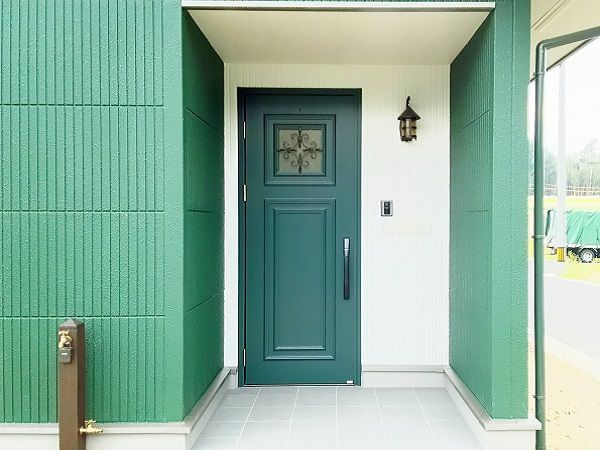 外壁色に合わせ、玄関ドアもグリーンに。