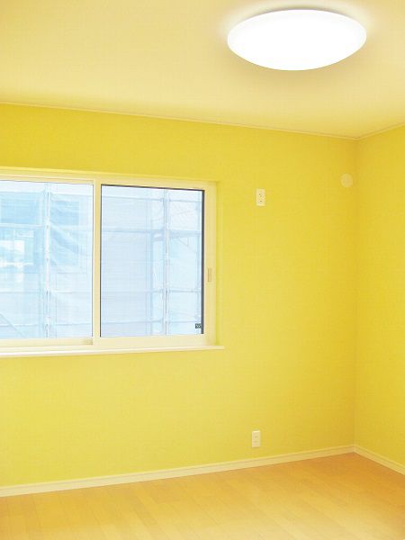 黄色く可愛らしい子供部屋。