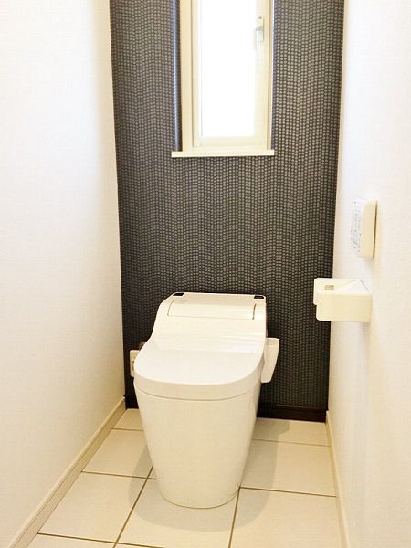 アクセントクロスが印象的なトイレ。飽きの来ないデザインです。