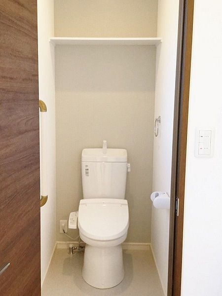 2階トイレのアクセントクロスは、1階のトイレの色違いにし、統一感を出しました。