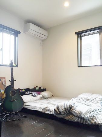 ギターが趣味のご主人様。シックな雰囲気に仕上がった寝室の壁には外壁にも使用しているALCを施工し防音対策！お仕事に、子育てにと忙しい日々のつかの間の自分の時間もしっかりと確保することでエネルギーチャージ