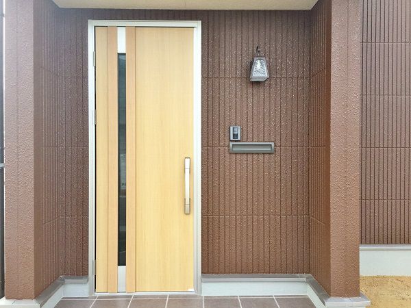 玄関ドアはシンプルなデザインに。