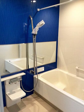 お風呂もお子様のリクエストでブルーの壁に。
清潔感がある爽やかなお風呂ですね。