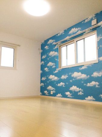 雲の柄が印象的な子供部屋。
通常雲の柄は天井に使うことが多いのですが、壁に使うと雲の中にいるようなわくわくした気分になります。