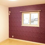 こちらも子供部屋です。
紫のアクセントクロスは、近づいてよく見ると細かい装飾がされており、女の子が好きそうなかわいい柄になっています。