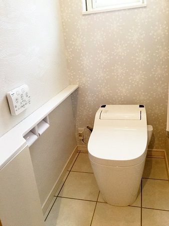 トイレはホワイトでまとめ、シンプルながらも柄が印象的なクロスを選びました。 