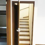 リビング階段なので、冷暖房の事を考え扉を付けました。
普通の開き戸ではなく、折れて開くドアなので省スペースで開閉出来ます。