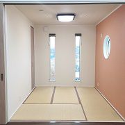 ＬＤＫに隣接するのはモダンな和室。縦長のスリット窓や丸窓がとても印象的です。3枚の建具で仕切ることもできるのでゲストルームとしても活用できます。