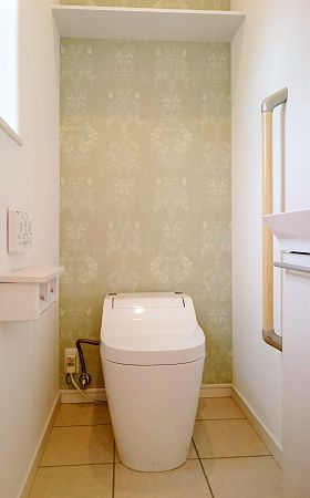 トイレはグリーンのアクセントクロスがおしゃれで和やかな空間になりました。