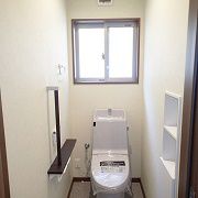 ゆったりと静かな時を過ごせる落ち着けるトイレ。快適さと、安心できる空間を形に、広い間口のドアになりました。