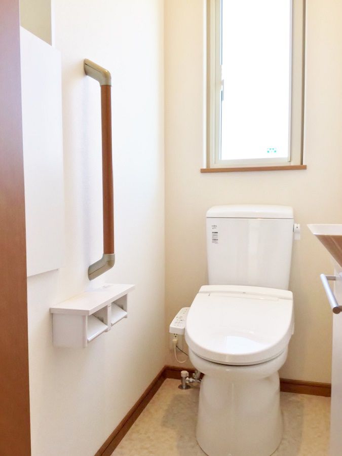 2階のトイレは正面にベージュのアクセントクロスを使い、明るくシンプルな空間にしました。
