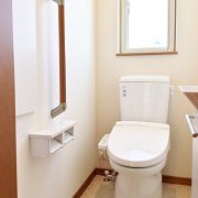 2階のトイレは正面にベージュのアクセントクロスを使い、明るくシンプルな空間にしました。