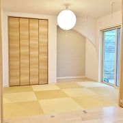 和室の畳は全体の色に合わせて黄金色にしました。
床の間のR下がり壁や丸い照明で柔らかみがあり落ち着いた空間です。