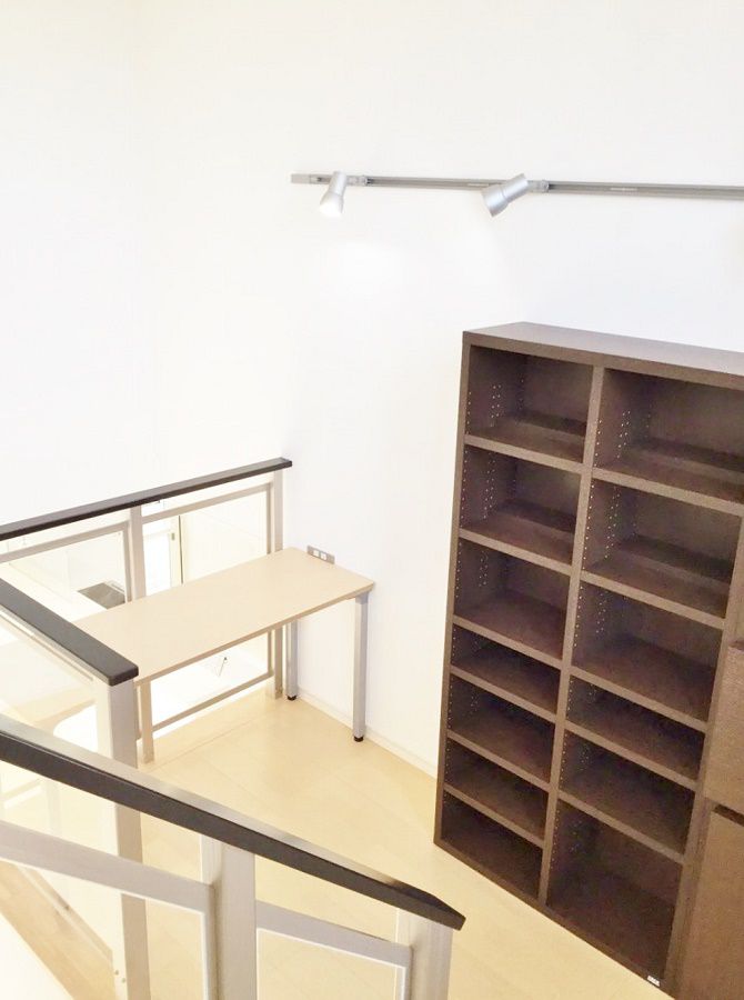 Kidukiステージには壁とフレームにあわせて机も設置しました。支給品の本棚も置き、家族の存在を感じながらもゆっくりとした時間を楽しめるスペースとなっています。