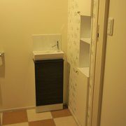 デザイン性にこだわったトイレ。壁紙は奥様とお子様のこだわりを採用しました。また手洗い器もつけましたので、ご来客があっても安心です。