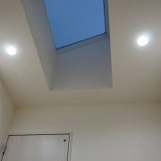 室内干しの際にもたくさん光が入るように大きな天窓を採用しました。　また、雲がない日は天窓から星空が見えます。
