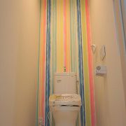 2階のトイレは遊び心のある壁紙を採用。お子様が喜ぶこと間違いなし。