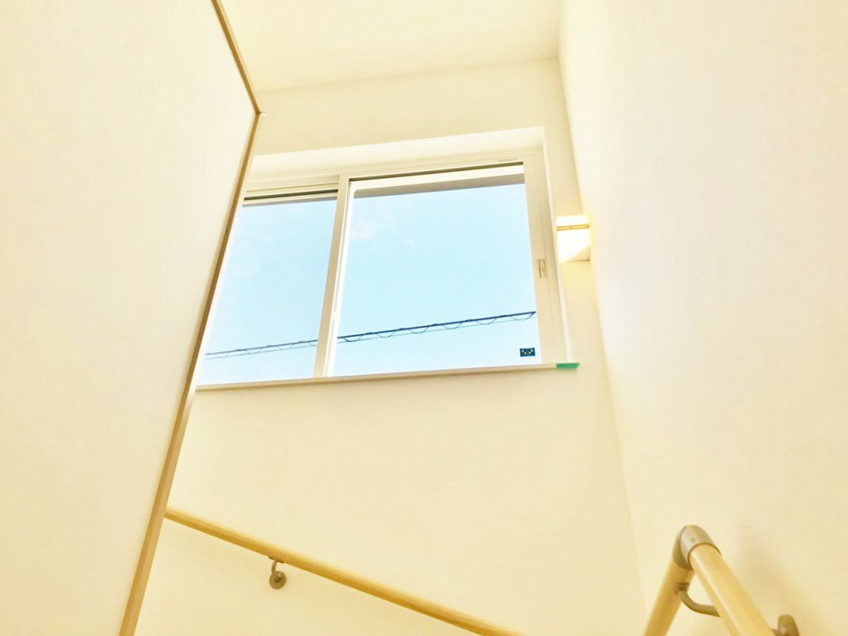階段の窓から青空が望めて気持ちがいい。ここから松江城も見えます。
