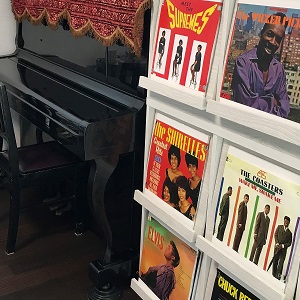 ピアノの周りには、ご主人の趣味のレコードがたくさん飾られています。