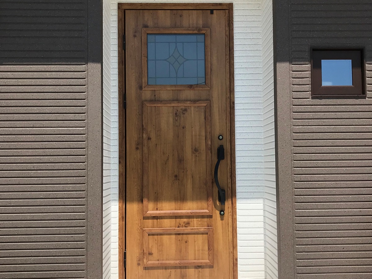 デザインガラスが印象的な玄関ドア。