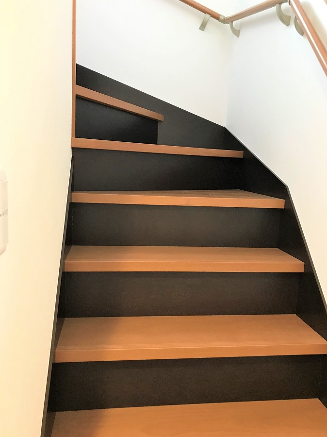 階段の色を変えることでアクセントになります。