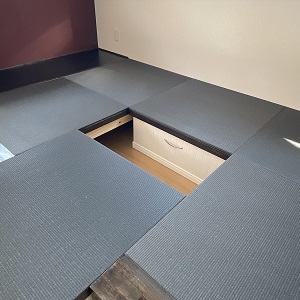 中央2つの畳は可動式。移動させてテーブルを置けば掘りごたつになります。両脇の畳の下は空洞になっているので、季節ものなどの収納スペースとしても使えます。