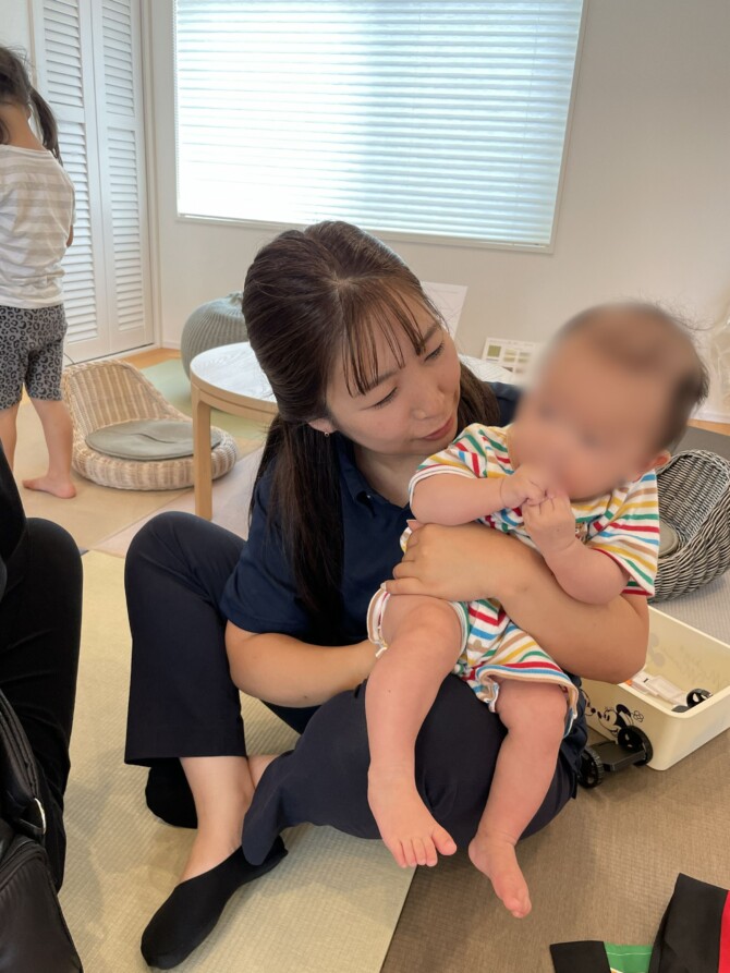 赤ちゃんを抱っこしているスタッフ