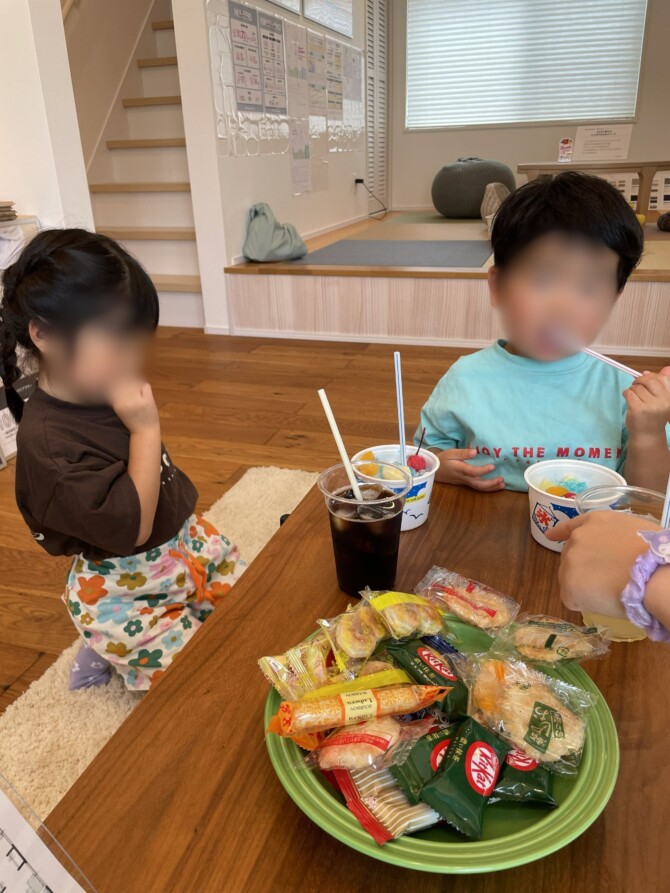リビングでかき氷を食べている姉弟