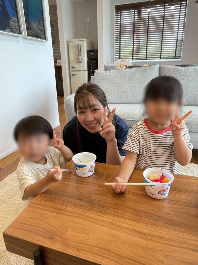 かき氷を食べている姉弟