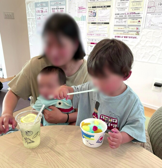かき氷を食べている母親と息子2人