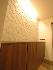 タイル貼りの壁面をやさしく照らす間接照明