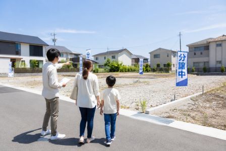分譲地を歩きながら土地を見学しているご家族