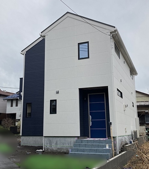 紺と白の外観とサファイアブルーの玄関が目を引くお家 横浜平沼店