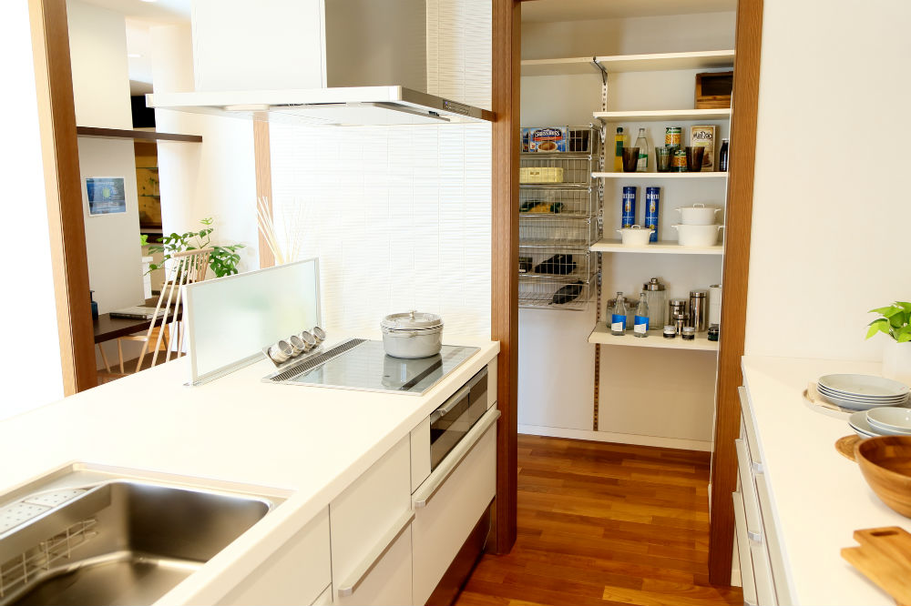 パントリーの収納力を最大限に活かす イエばな 注文住宅のユニバーサルホーム パントリーの収納力を最大限に活かす イエばな 注文住宅のユニバーサルホーム