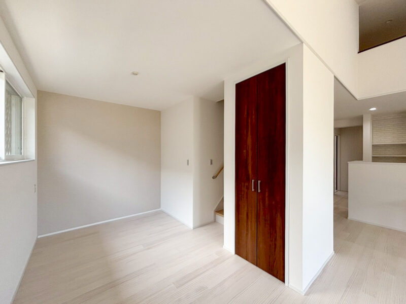 両開き扉のハイタイプ収納でリビングすっきり