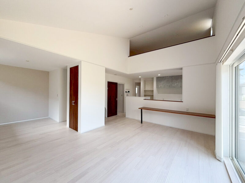 勾配天井を活かした吹抜けリビング