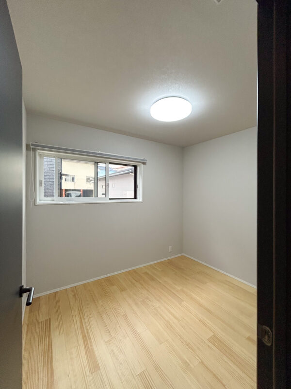 無垢床を採用した明るく優しい雰囲気の洋室