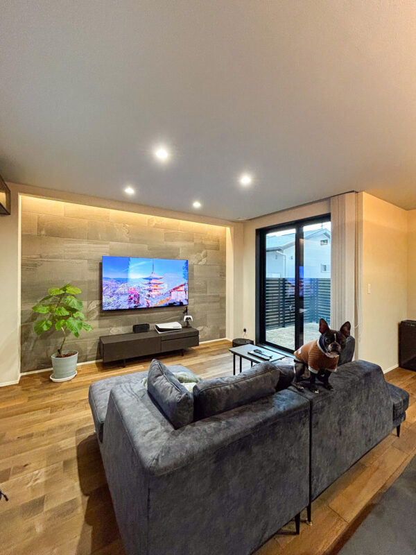 ホワイトカラーのクロスに、ダークトーンの家具でまとめた20帖LDK