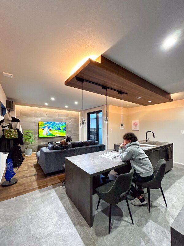 折り下げ天井に間接照明を組み合わせたキッチン・ダイニング