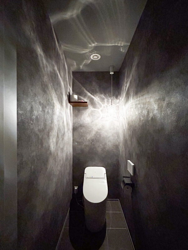 ダークグレーカラーで統一したモダンなトイレ空間